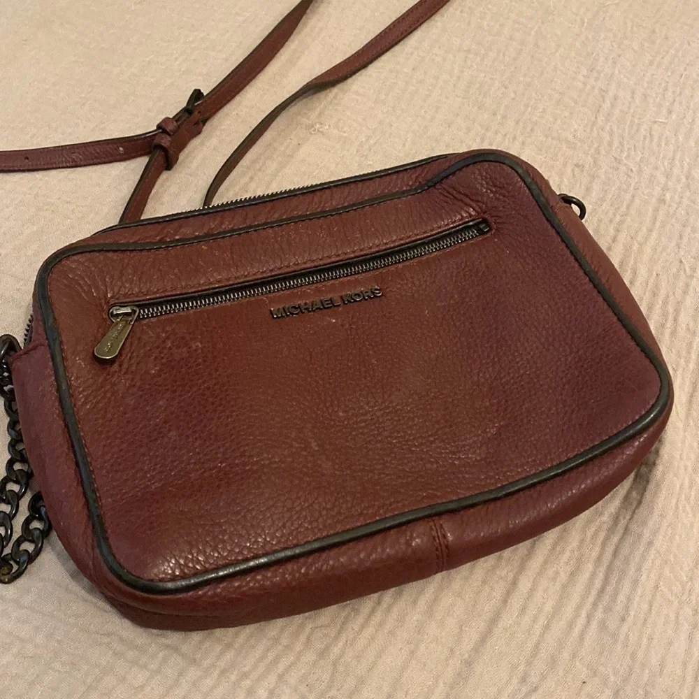 MICHAEL KORS LEATHER BURGUNDY CAMERA STYLE BAG .